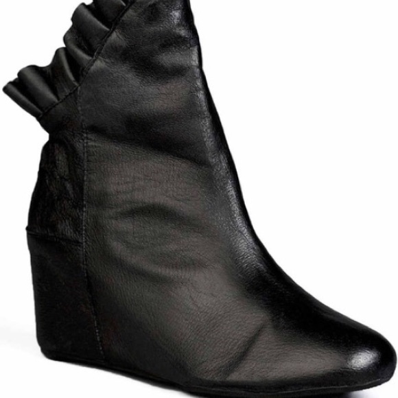 COPY - COPY - COPY - Shalee Black NYLA leather ankle booties si…ref g - Picture 1 of 8